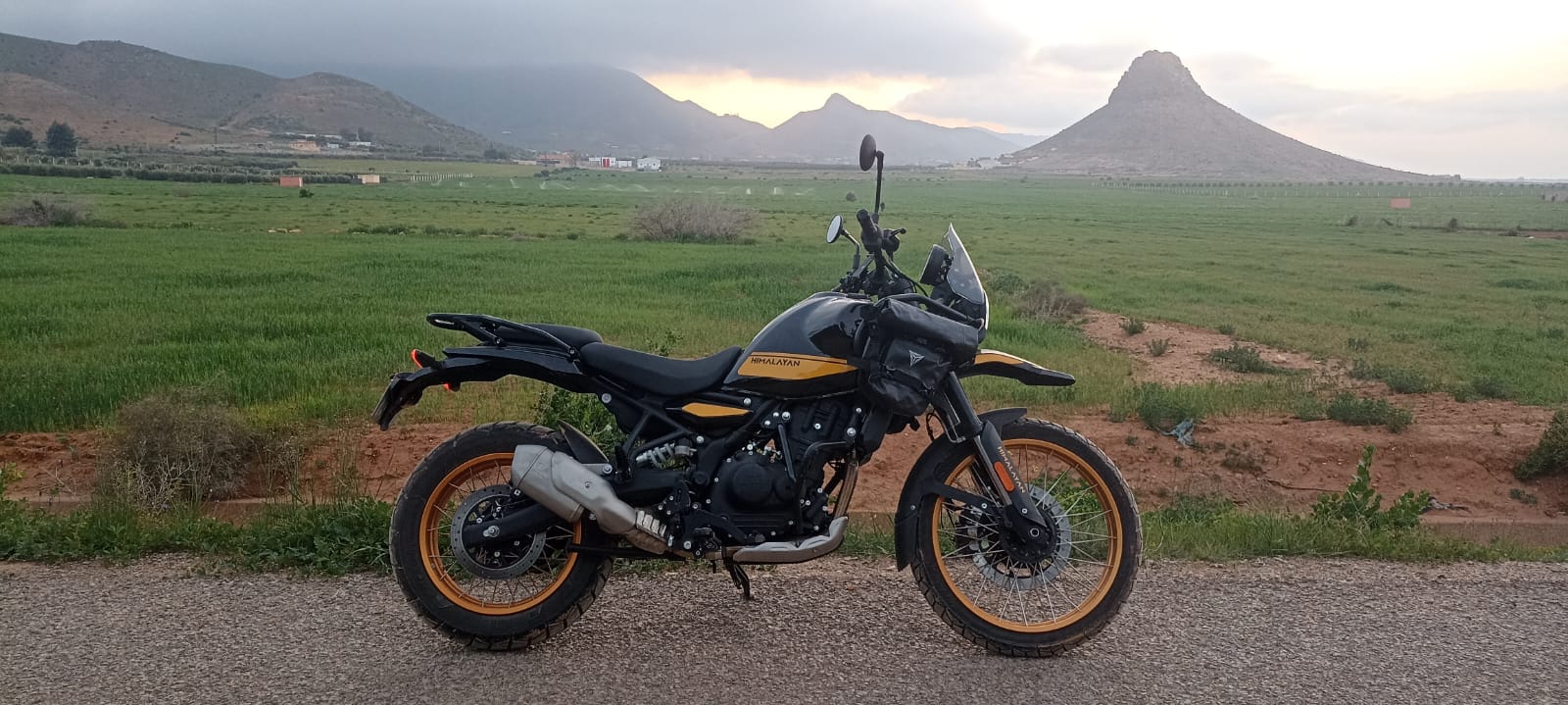 Royal Enfield Himalayan bij een berglandschap