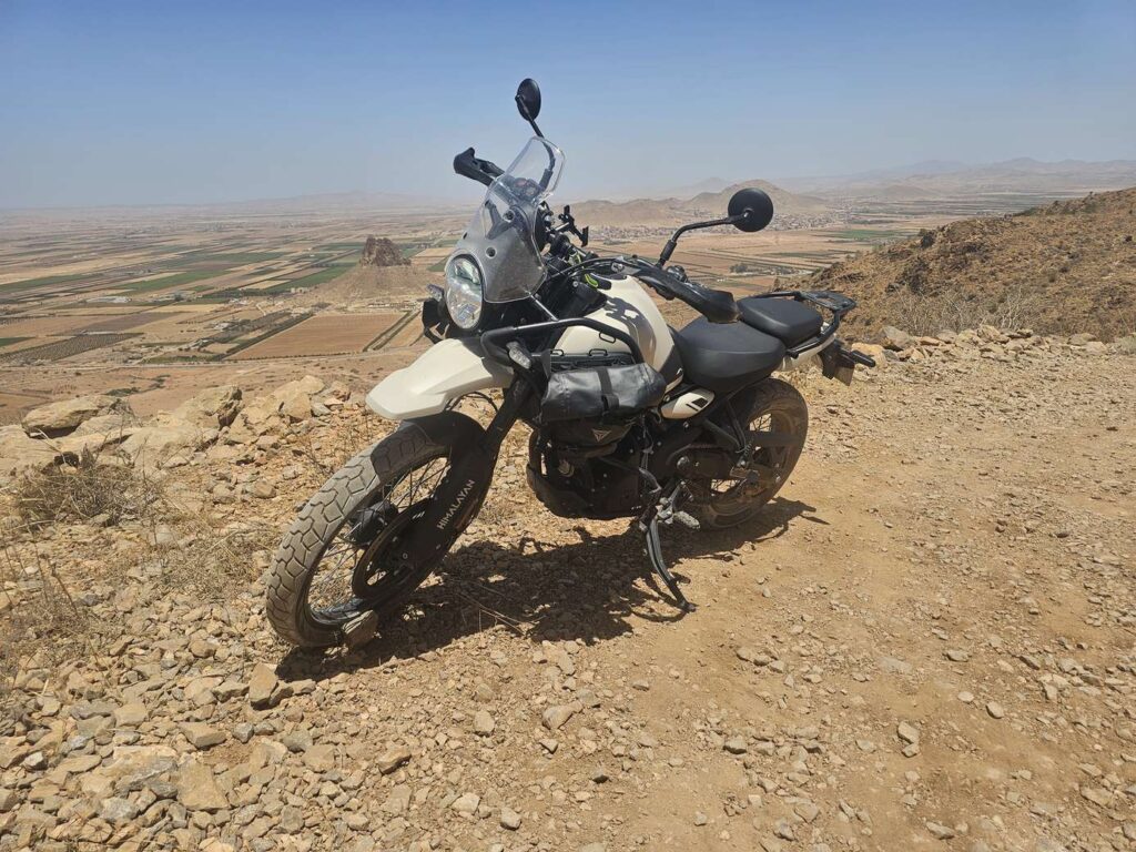 Royal Enfield Himalayan 450 in legergroen op een bergweg in Noord-Marokko
