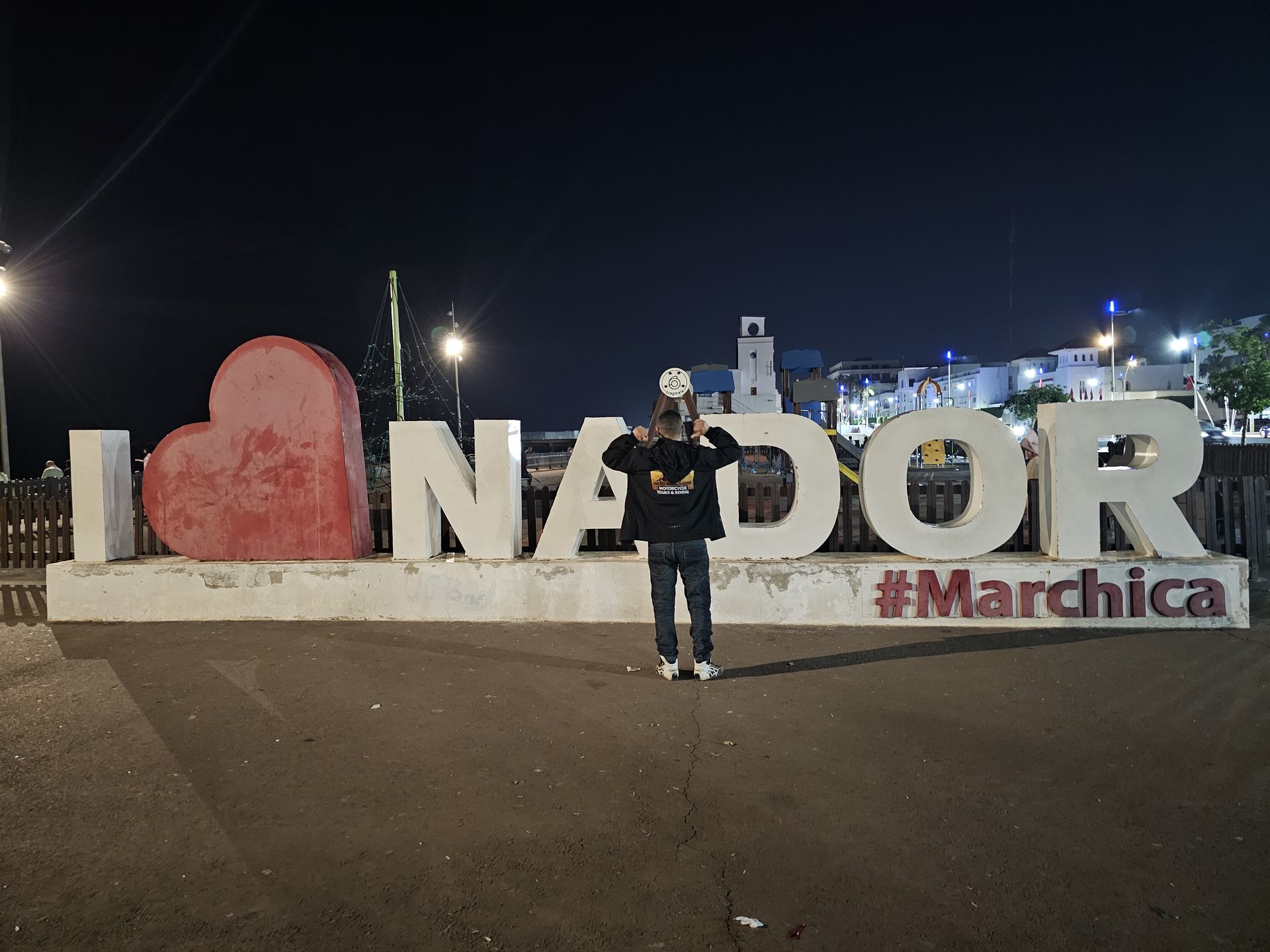 Nador en de Marchica-promenade in de avond